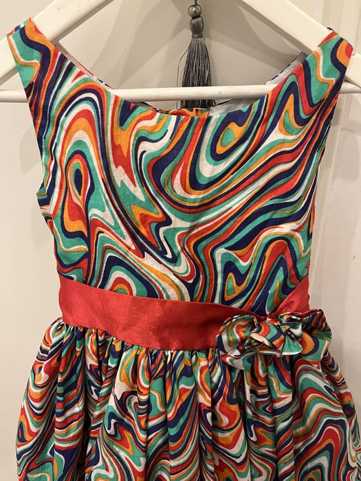 Vestido estampado com vermelho