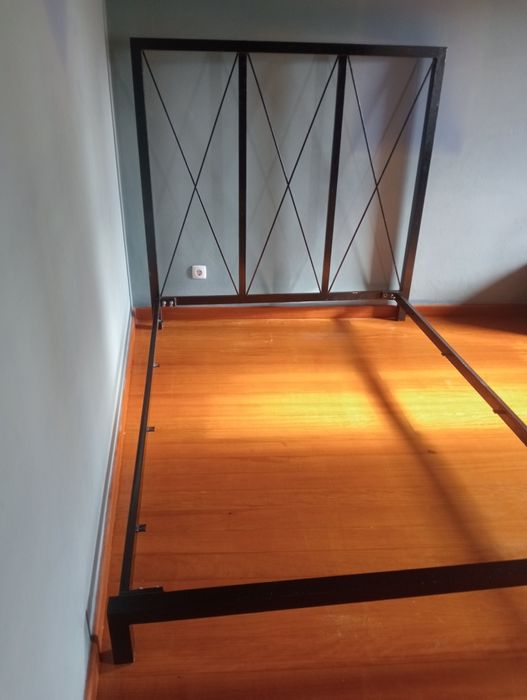 Cama casal em metal trabalhada.
Dimensões altura 1,51m ,