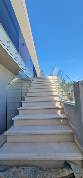 Guardas de escada ou varandas em vidro temperado ou laminado