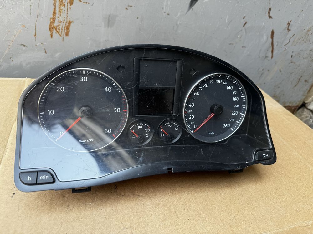 Панель приборов Volkswagen Golf 5