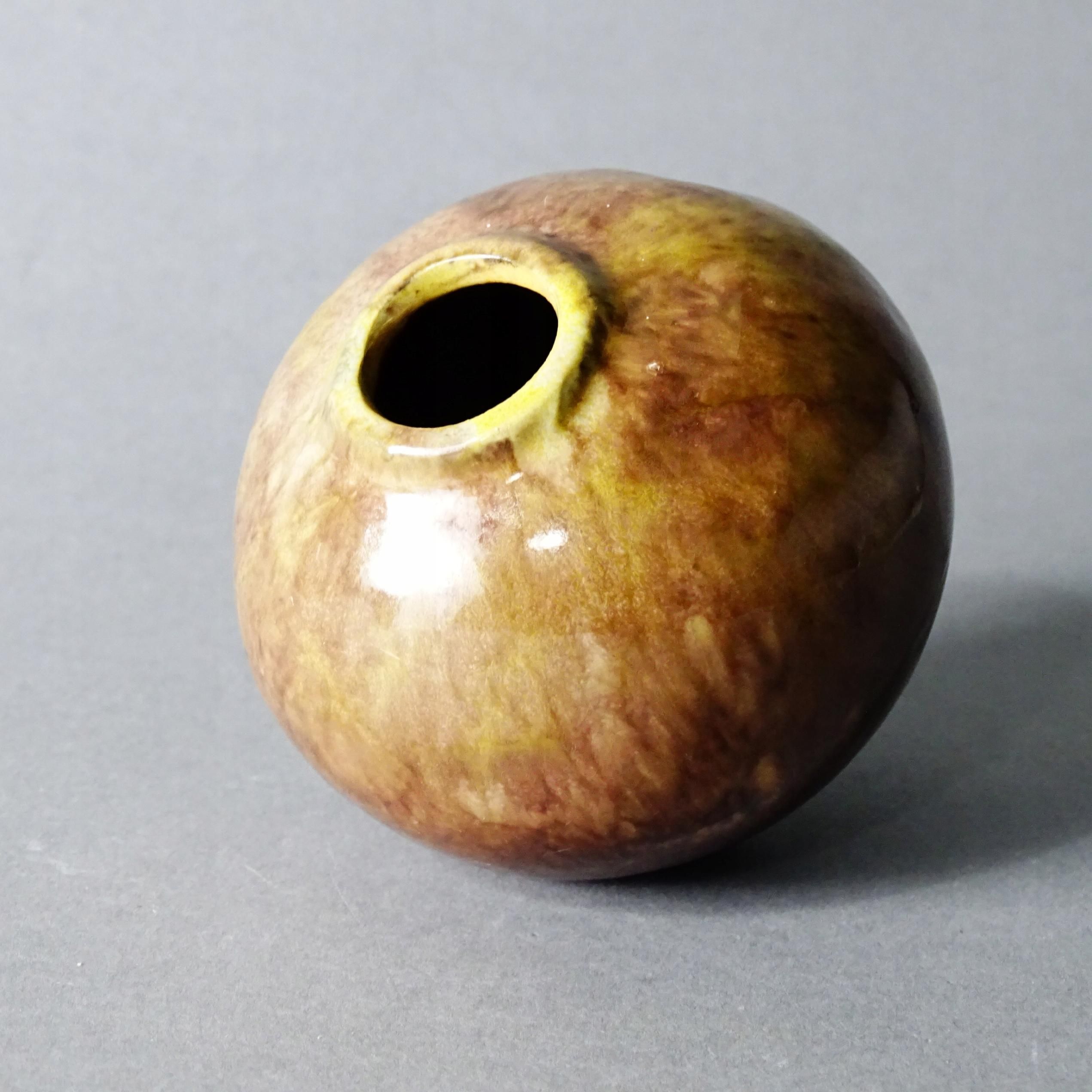 stary surowy wazonik ceramiczny