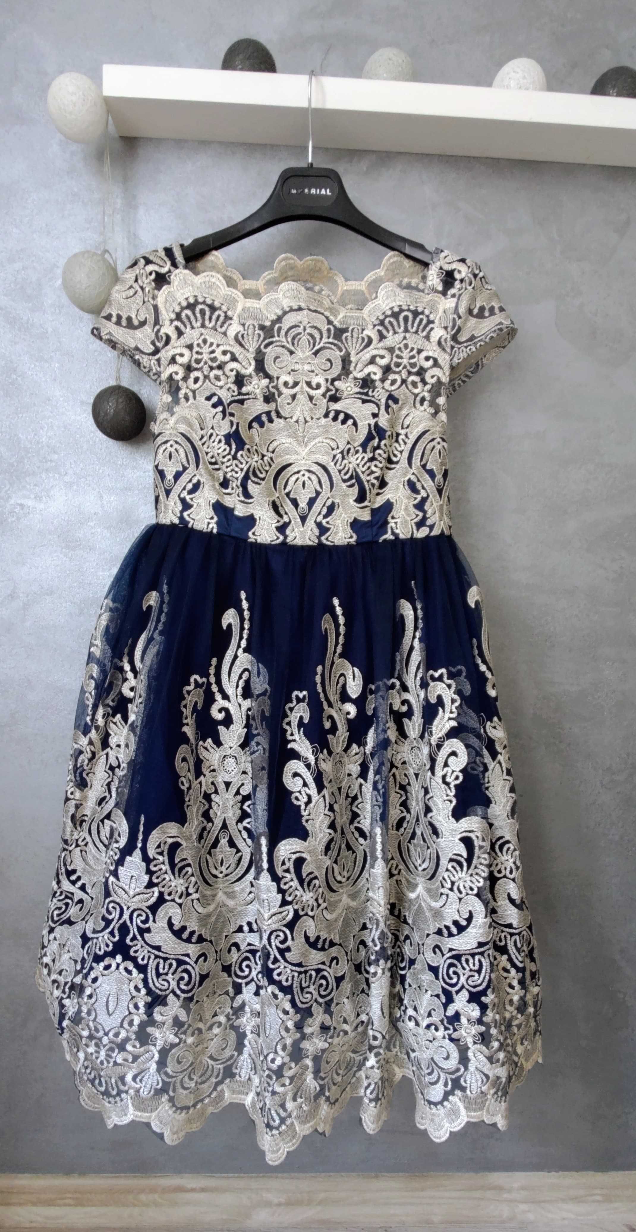 Sukienka Chi Chi London must have granatowa haftowana midi wesele