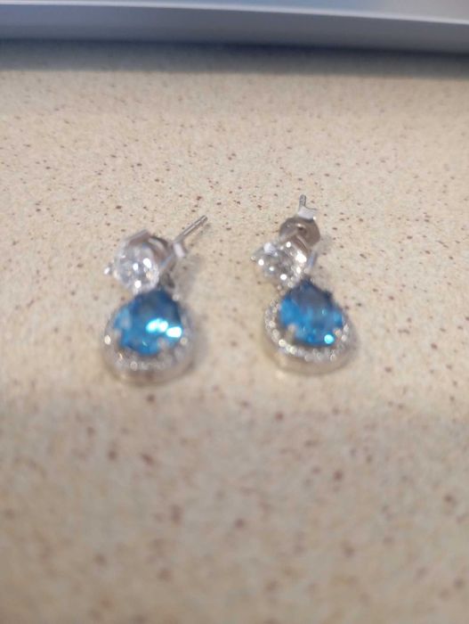 dois brincos Lotus Silver para mulher.