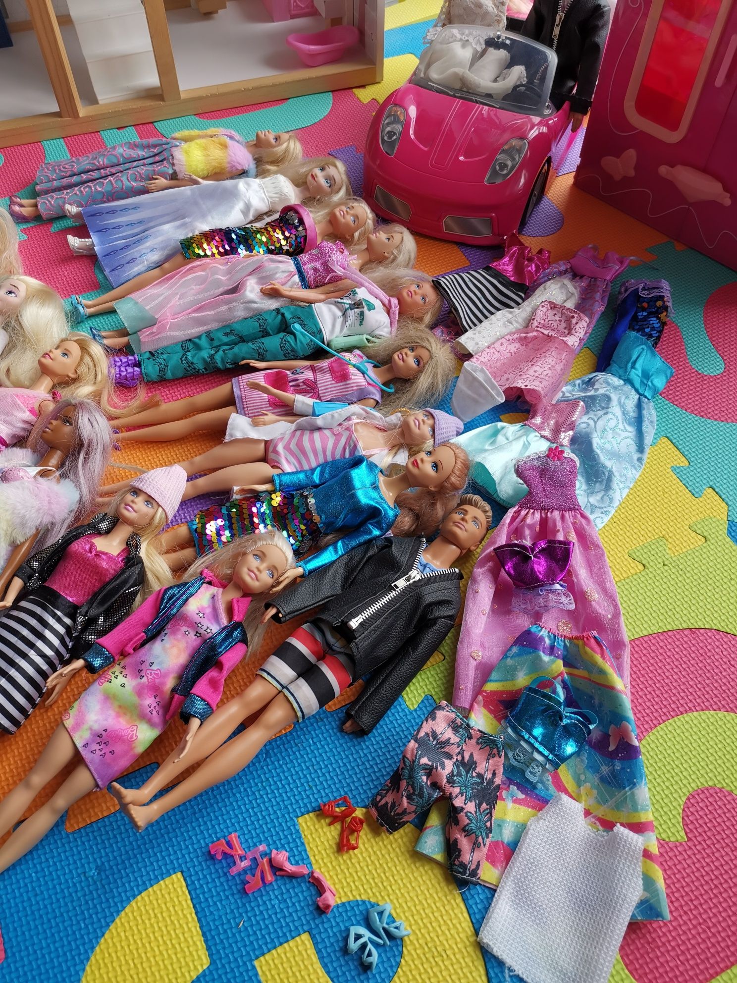 Drewniany domek dla lalek z mebelkami, 14 Barbie 2 Keny, Auto i Szafa