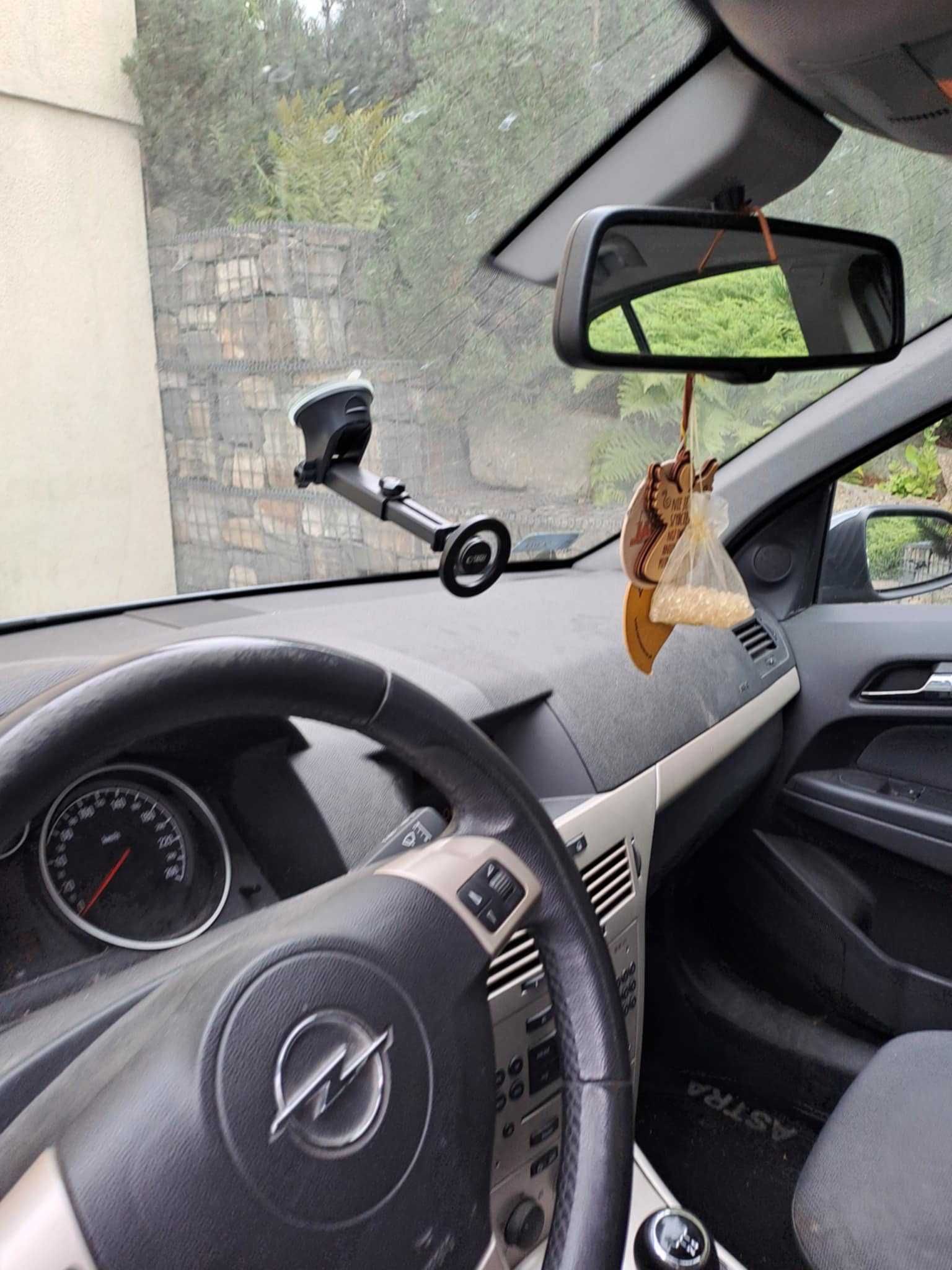 Opel Astra H samochód osobowy