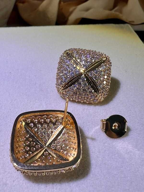 Brinco Dourado Intemporal | Microzircônias Detalhe Central | Ouro 18k