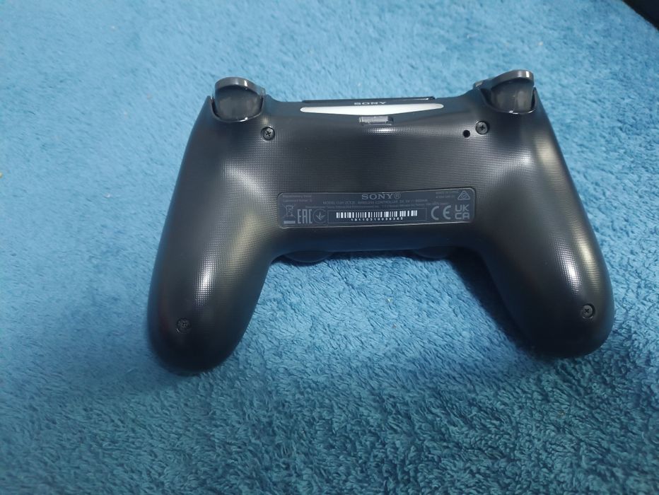 PlayStation 4 + 2 gry