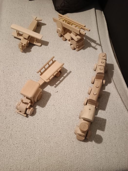 Drewniane zabawki pojazdy