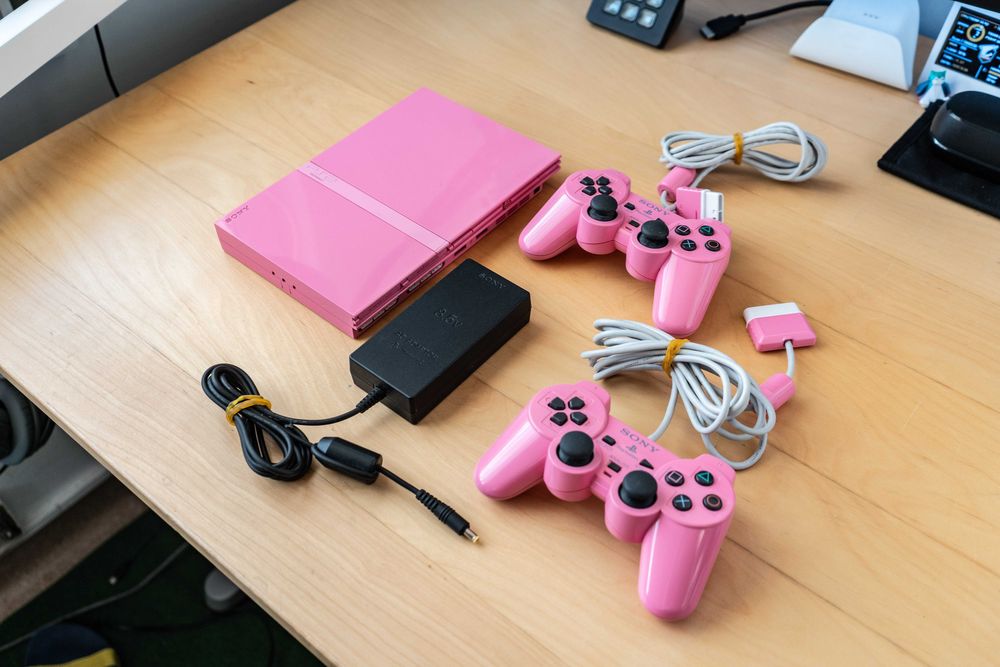PlayStation 2 Pink SCPH-77004 + 2 pady + Memory Card