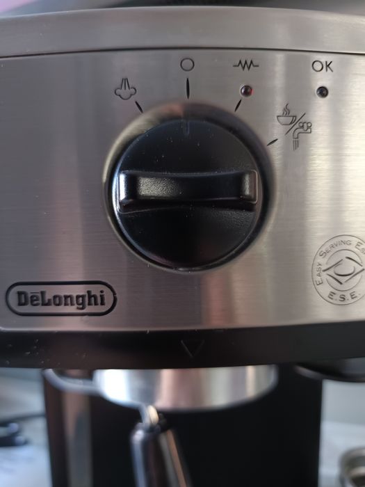 Пропоную якісну кавоварку-ручку Делонгі.