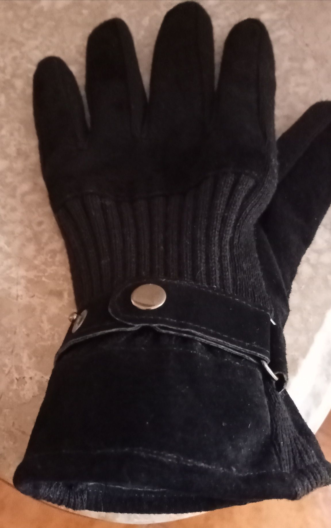2 pares de luvas novas são a 10€ cada par.
