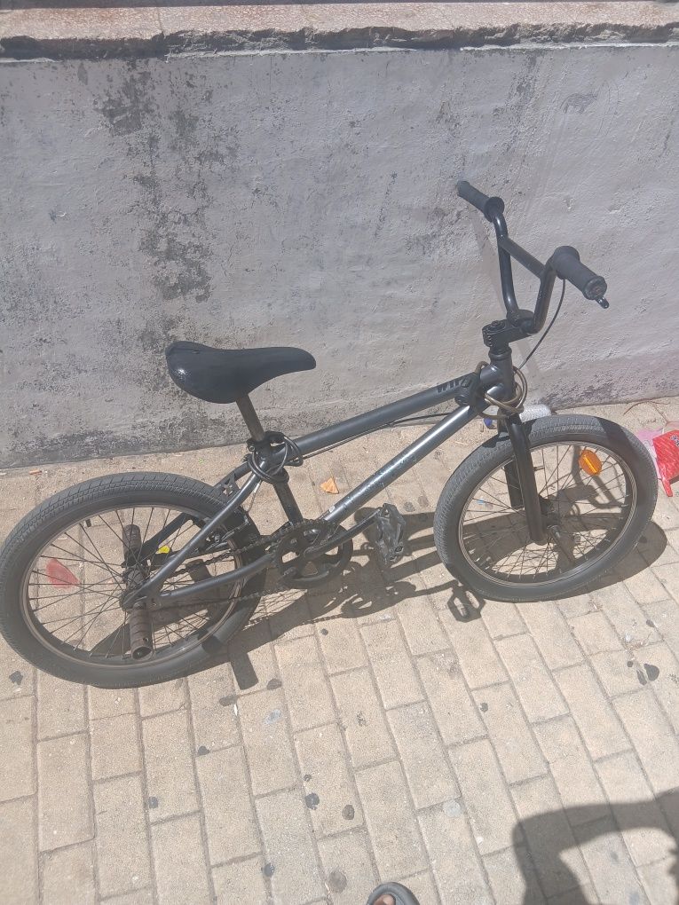 Duas bicicleta aro 26 e bmx em bom estado
