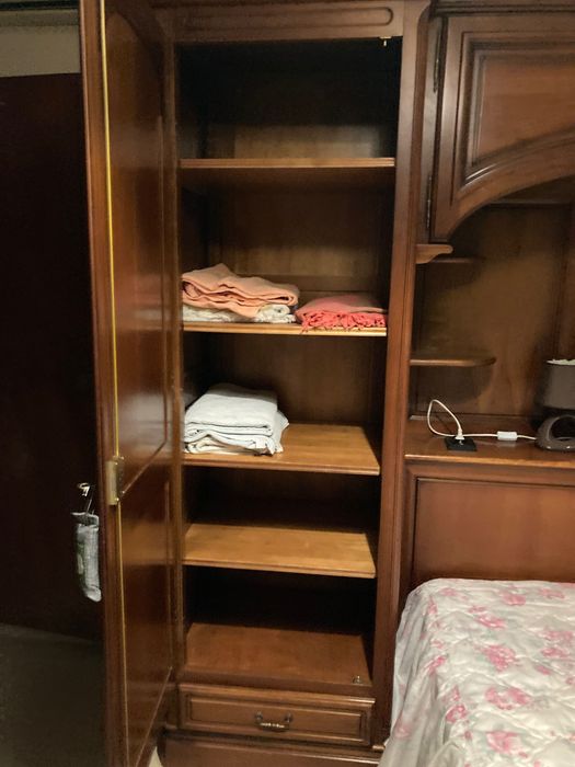 Quarto completo em cerejeira – cama, roupeiro e cabeceira