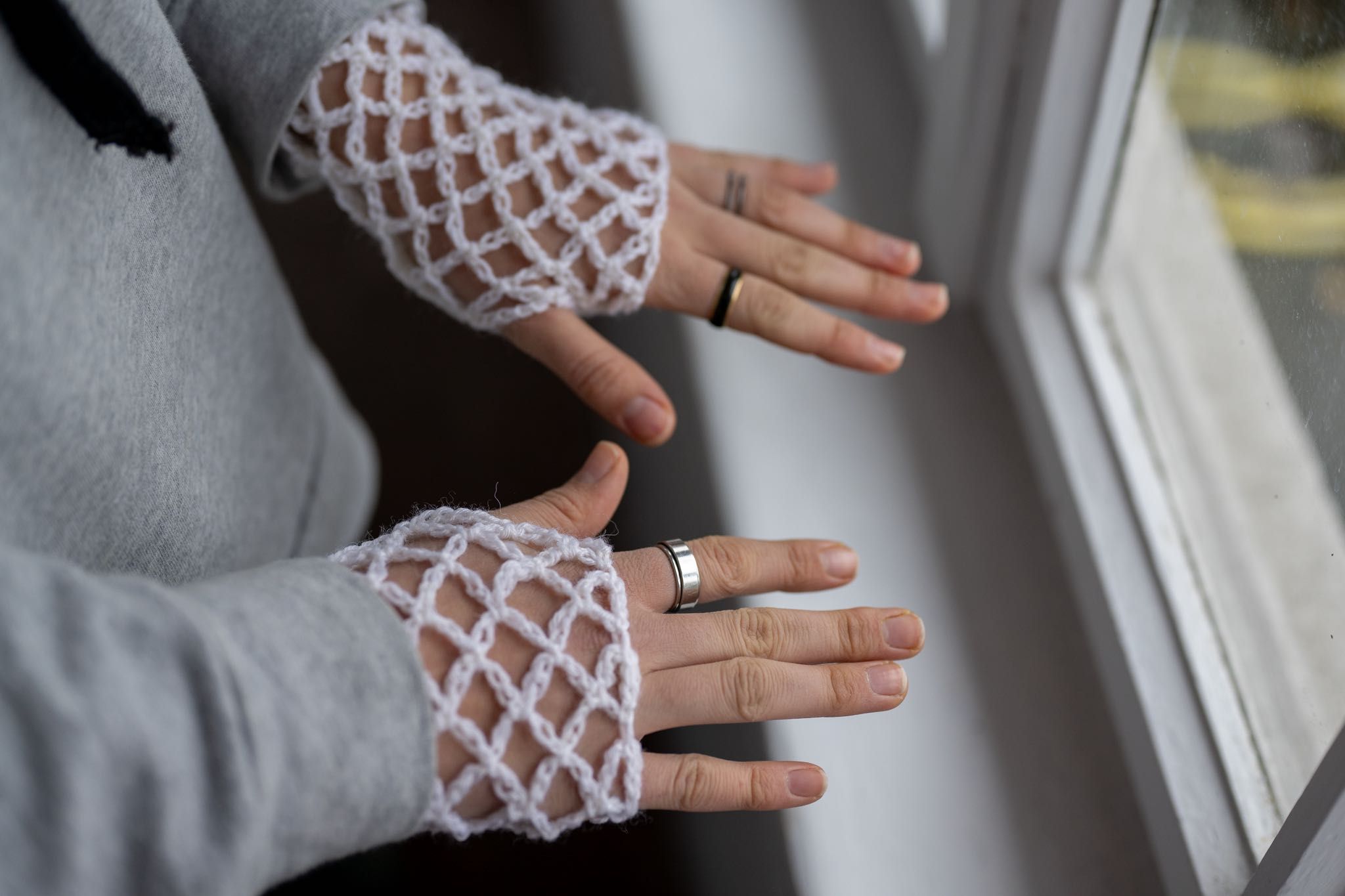 Rękawiczki bezpalcowe handmade białe fishnet
