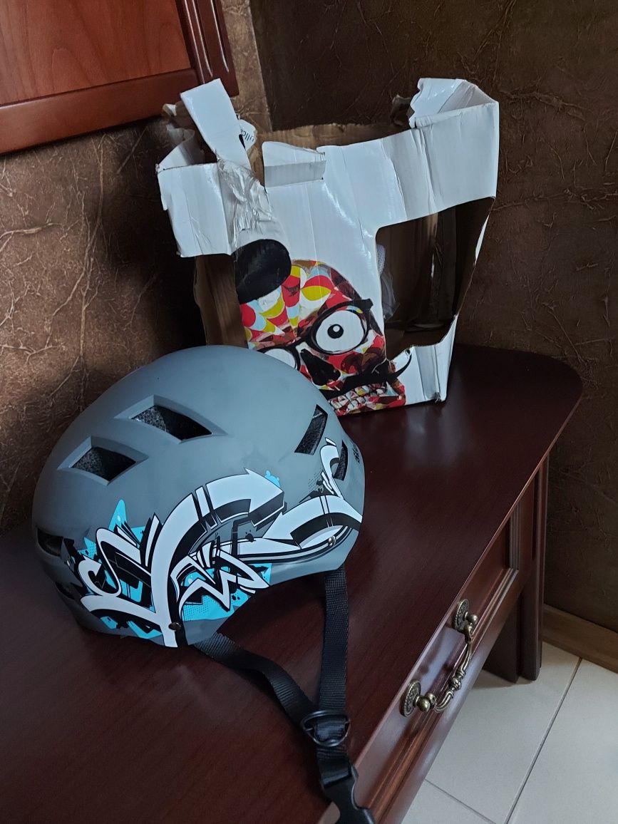 Nowy kask na rolki, deskę lub rower SkullCap dla dziecka rozmiar M.