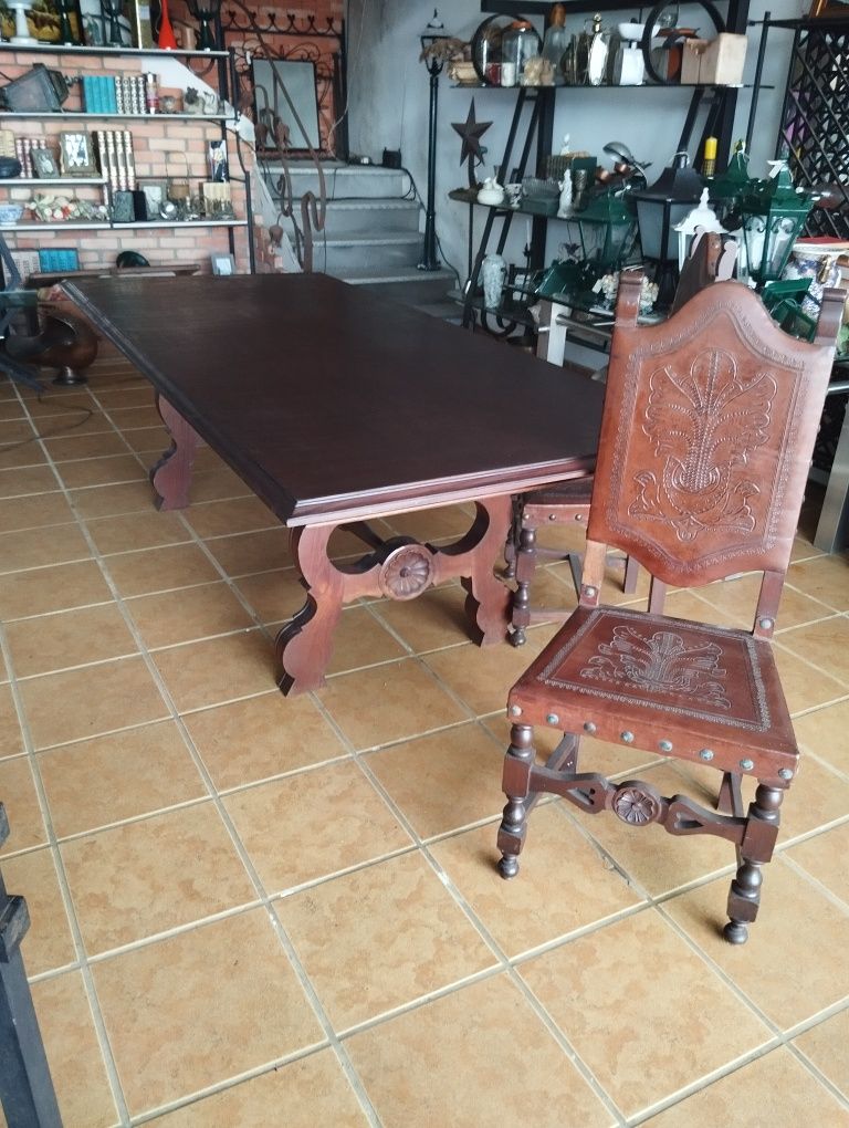 Conjunto mesa e 8 cadeiras