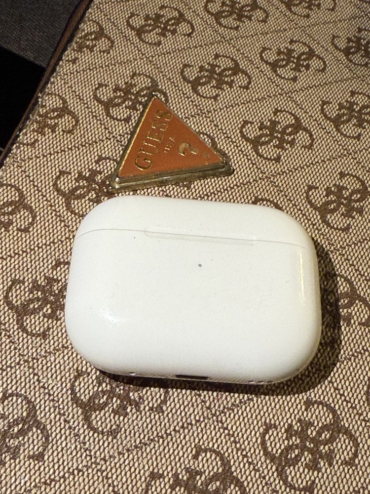 Продам кейс без навушників airpods pro 2  а2700