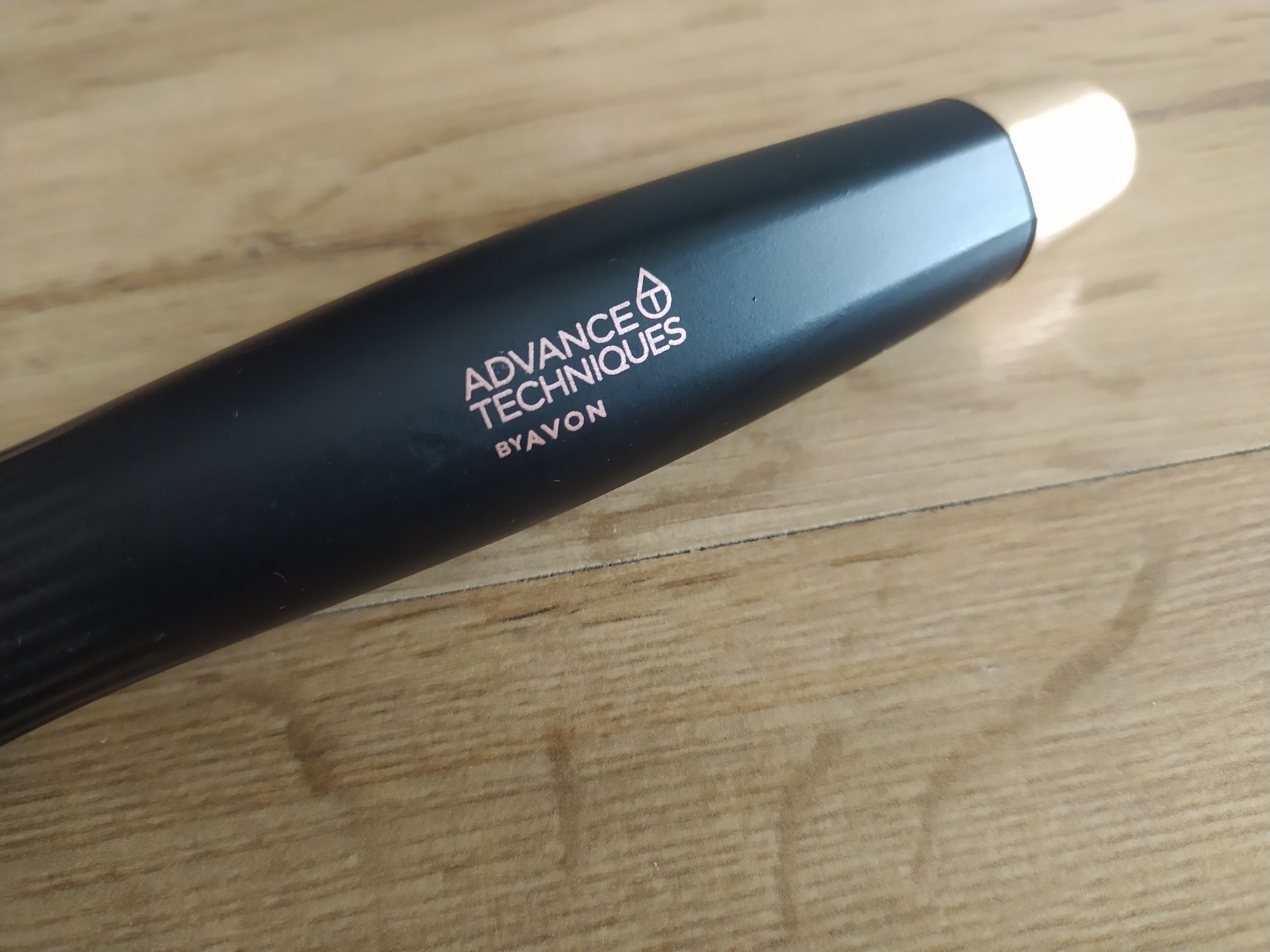 Mała okrągła szczotka do włosów Avon