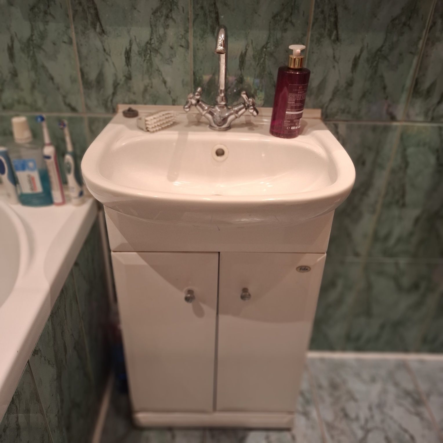 Umywalka z szafką i baterią.
