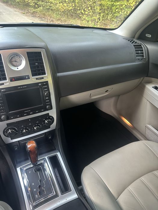Auto z klasą – Chrysler 300C 3.0 CRD | Xenon | Skóra | Navi | Full