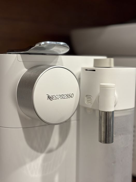 Máquina Nespresso Gran Lattissima (1 mes de uso)