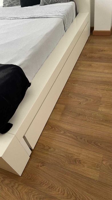 Cama de solteiro lacada branca