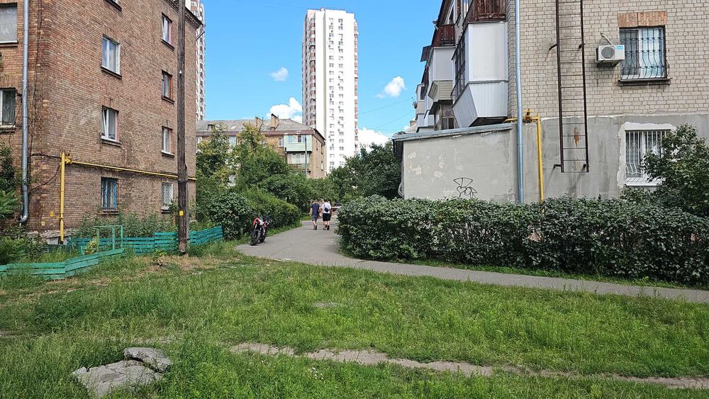 Київ район ДВРЗ вул. Алматинська 89 а. Є ВІДЕООГЛЯД.