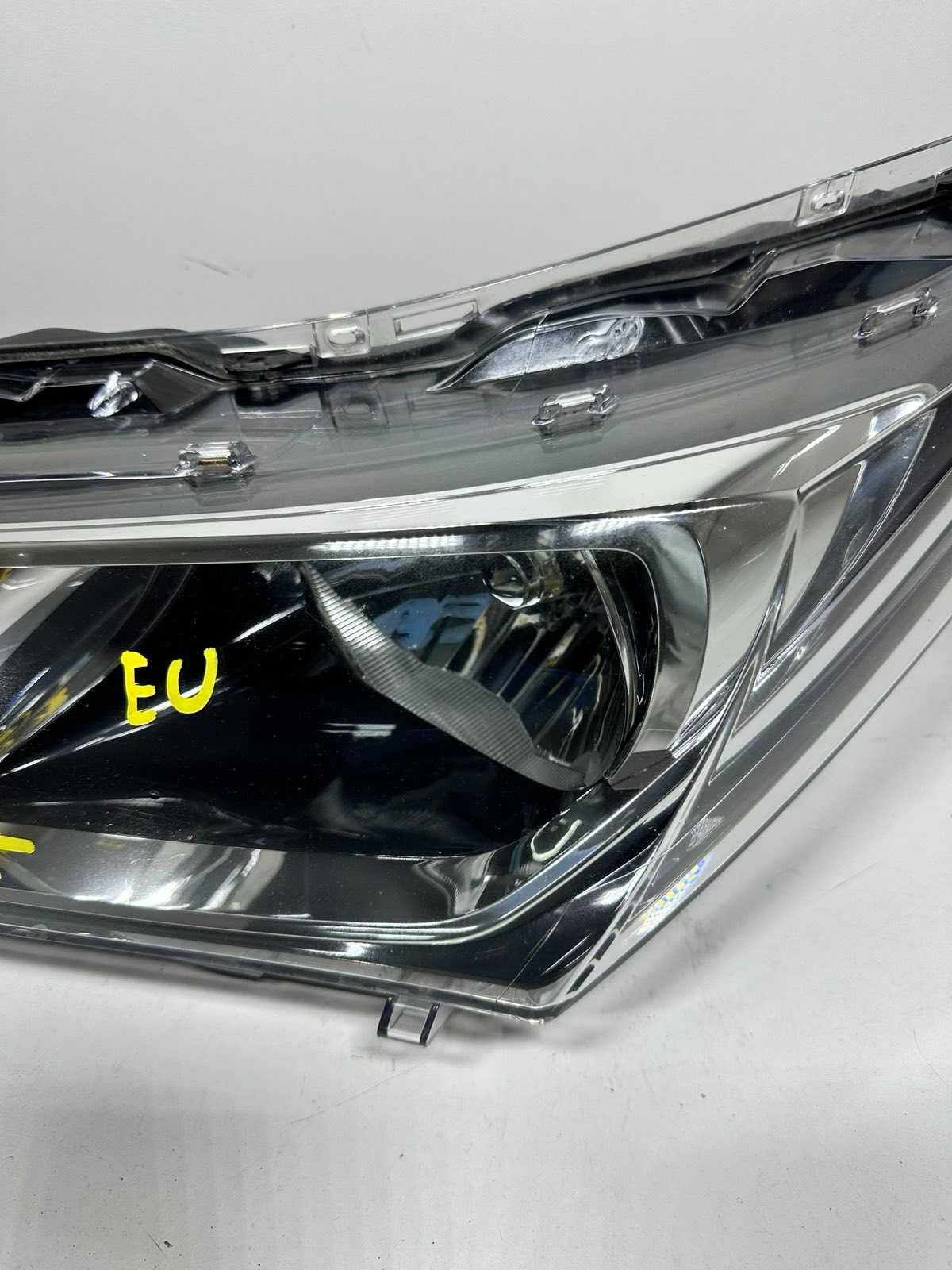 Toyota Corolla e16 lampa lewa przód lewy Led