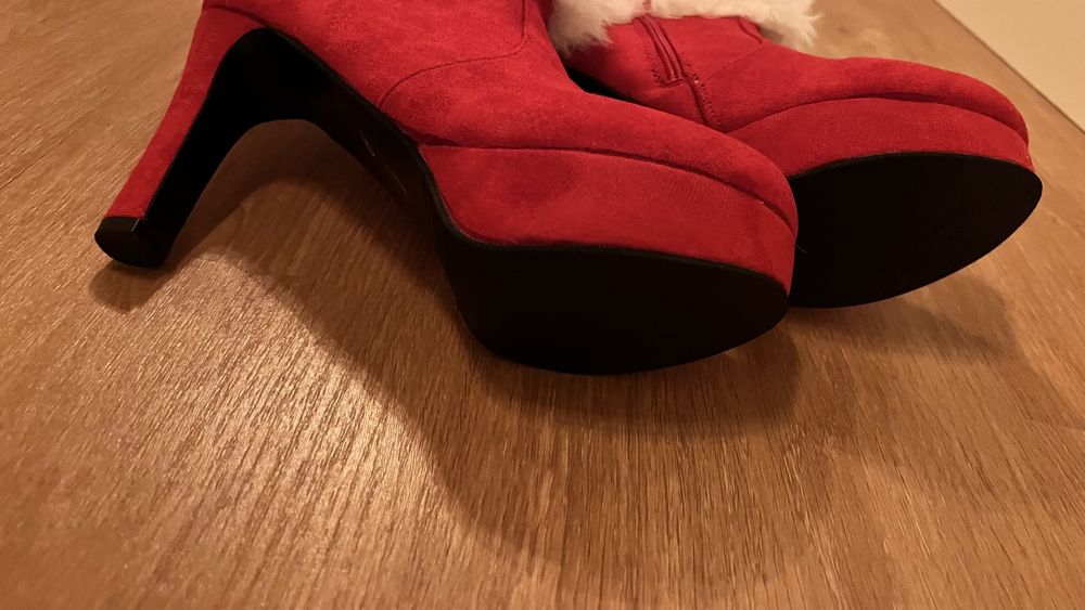 Sapatos Vermelhos com apontamento de pelucia