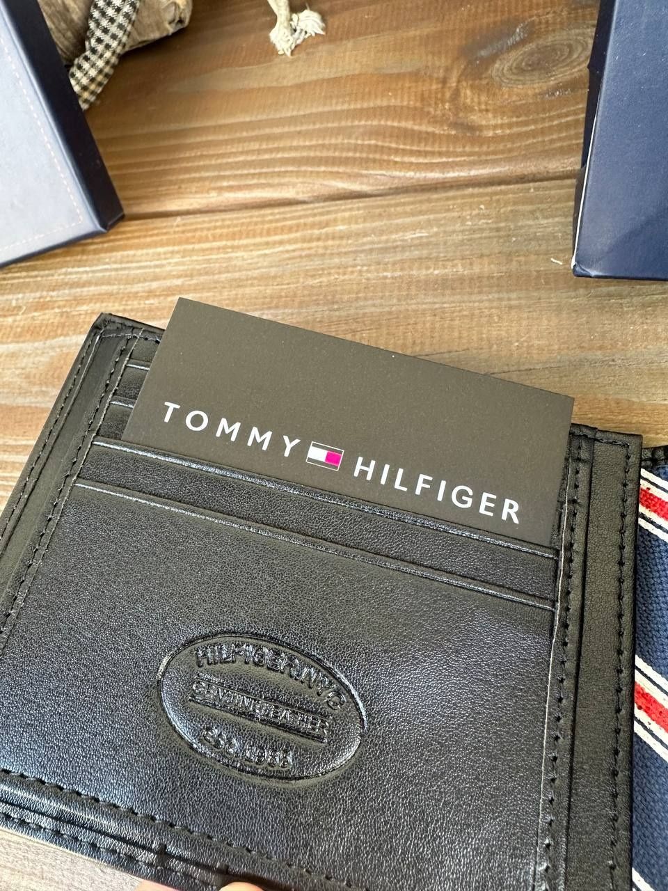 Гаманець Tommy Hilfiger

Матеріал : Шкіра

Йде в комплекті з фірмовим