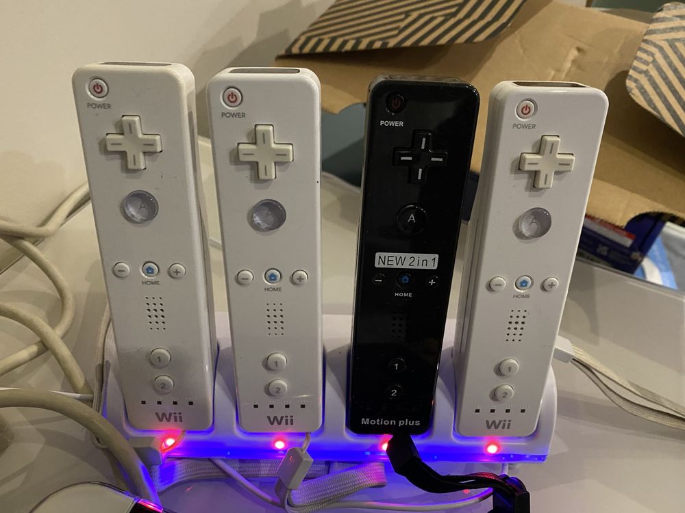 Nintendo Wii branca + 5 jogos + 5 comandos + HDMI + acessórios