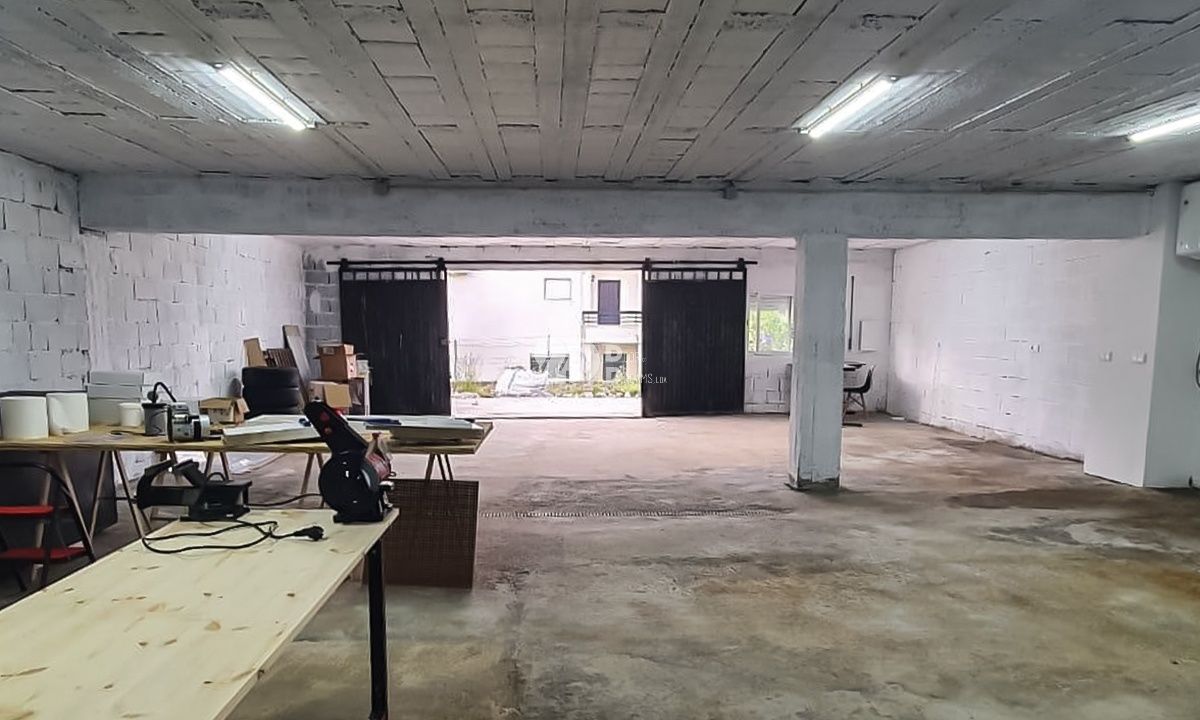 Armazém com 135m², localizado na freguesia de Landim, em Vila Nova de