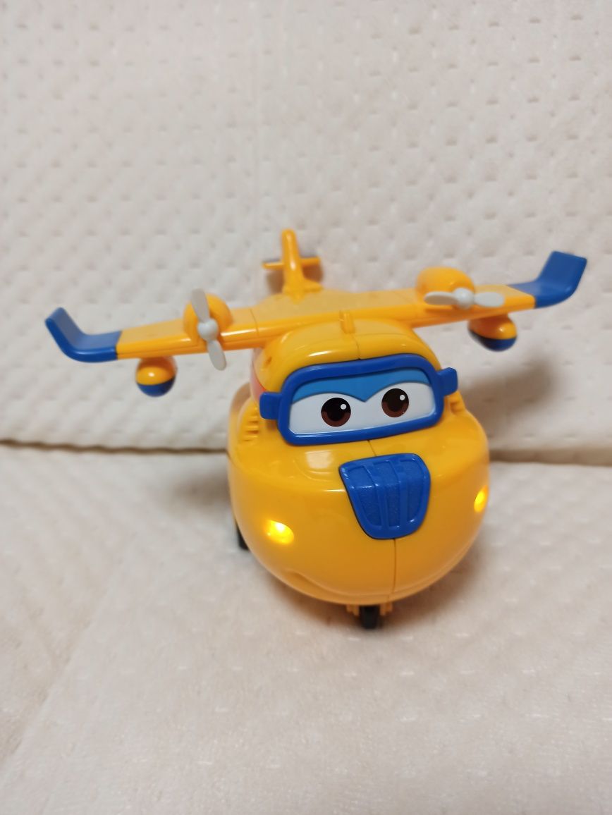 Super Wings samolot z pilotem zdalnego sterowania+ piórnik  metalowy