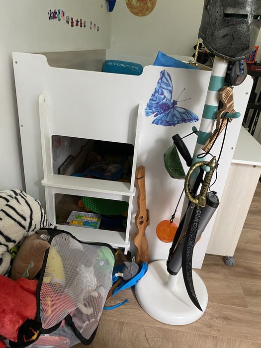 Łóżko piętrowe z biurkiem i regałem