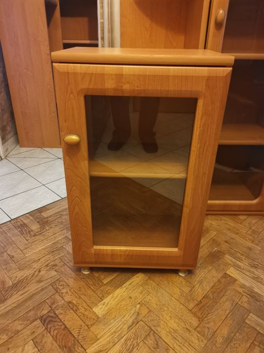 Szafka mała stojąca przeszklona