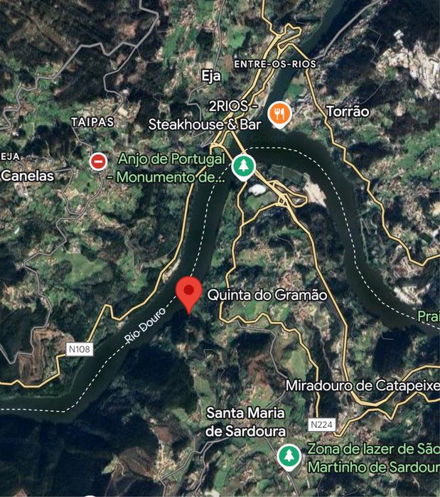 Quinta junto a margem do douro