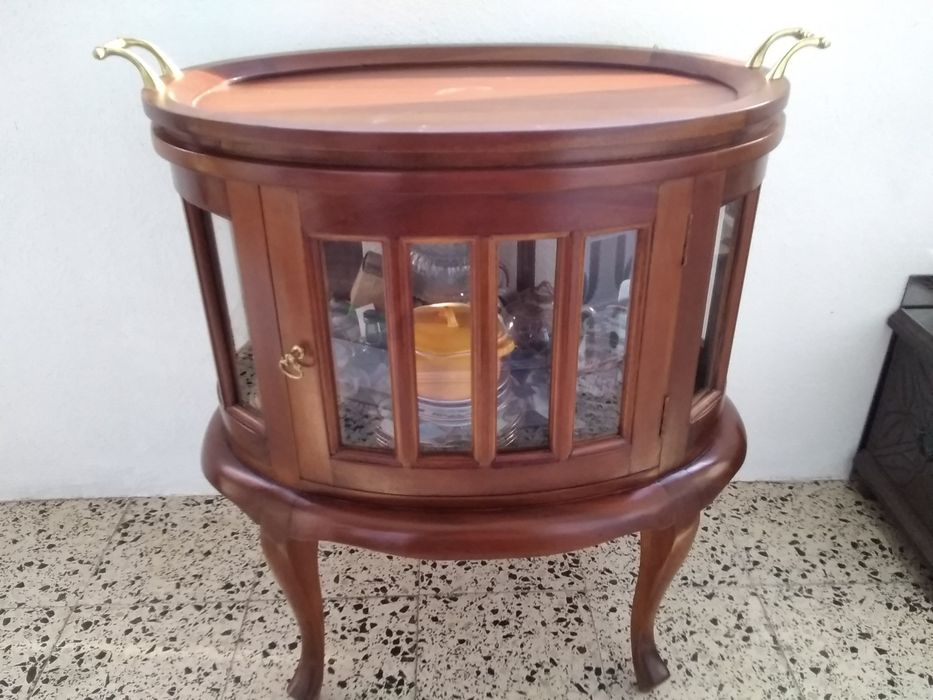 Móvel Bar em madeira maciça com tabuleiro.