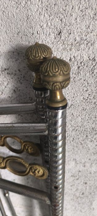 Cama de solteiro vintage estrutura metálica, com motivos cerâmicos