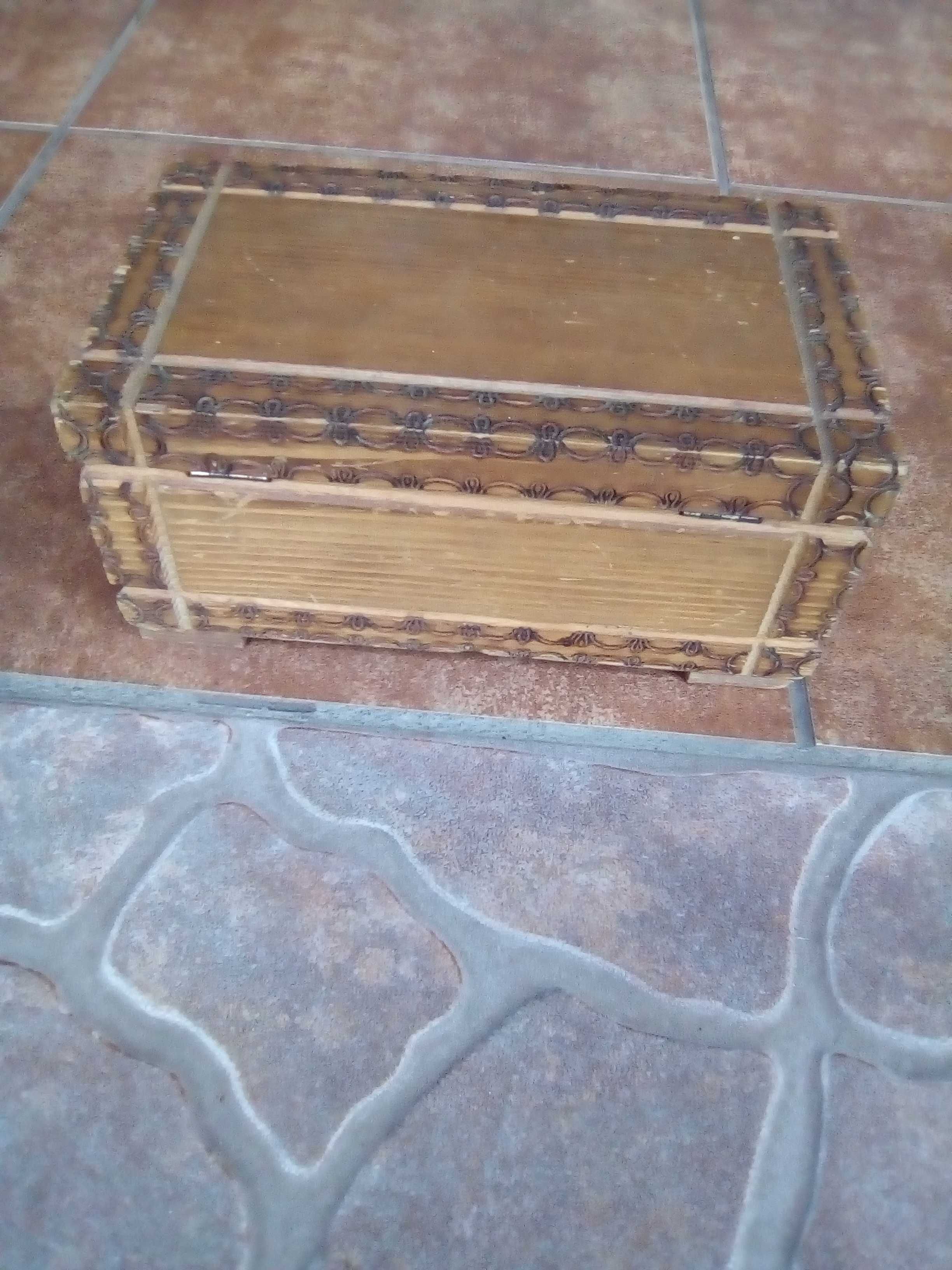 Stary drewniany kuferek