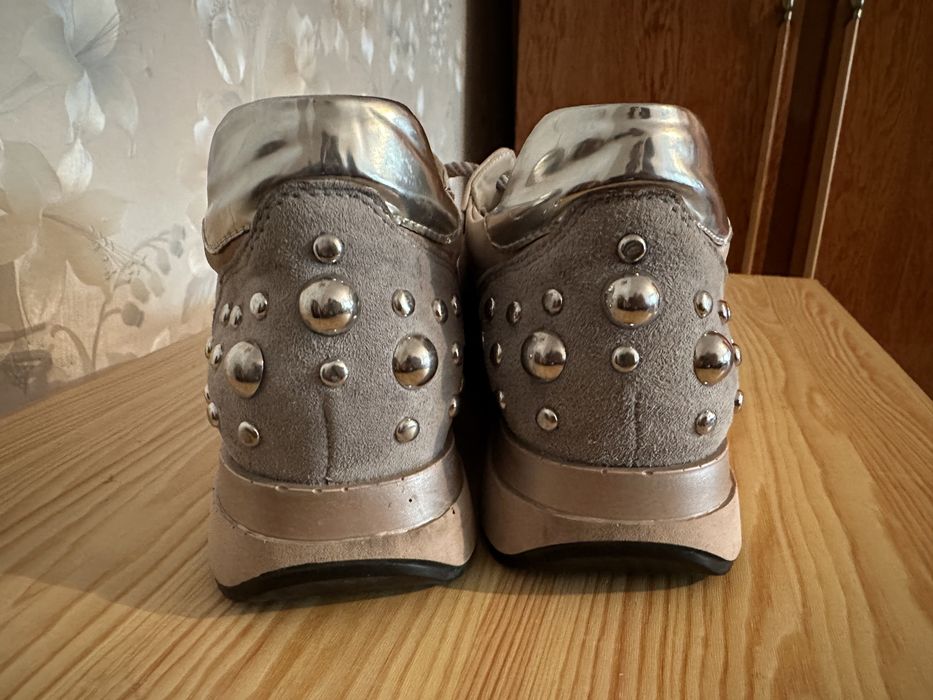 Кроссовки кожзам