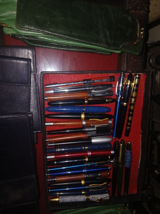 30 canetas novas com bolsa  a sua escolha  por 10 € cada