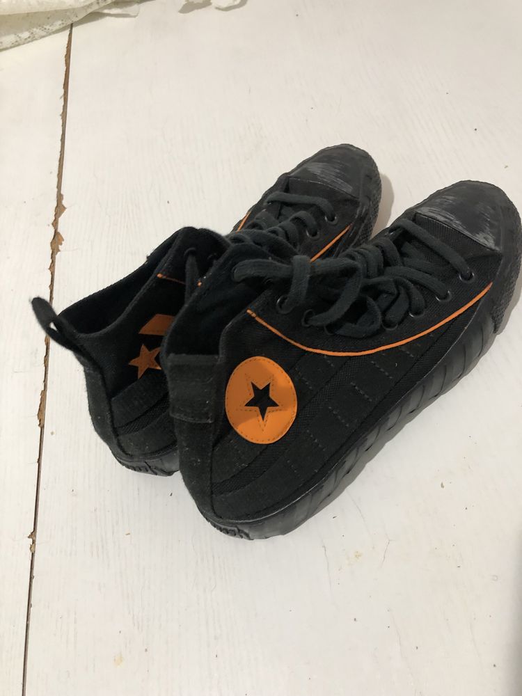 Converse All Star preto e laranja
