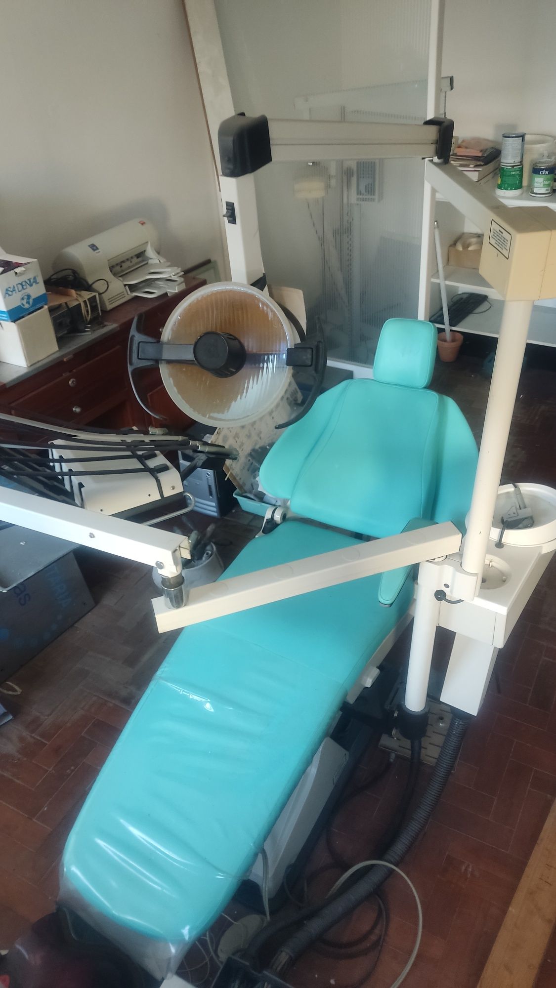 Cadeira de dentista com acessórios