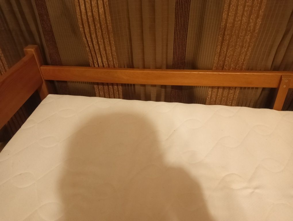Piękne drewniane łóżko wraz z materacem