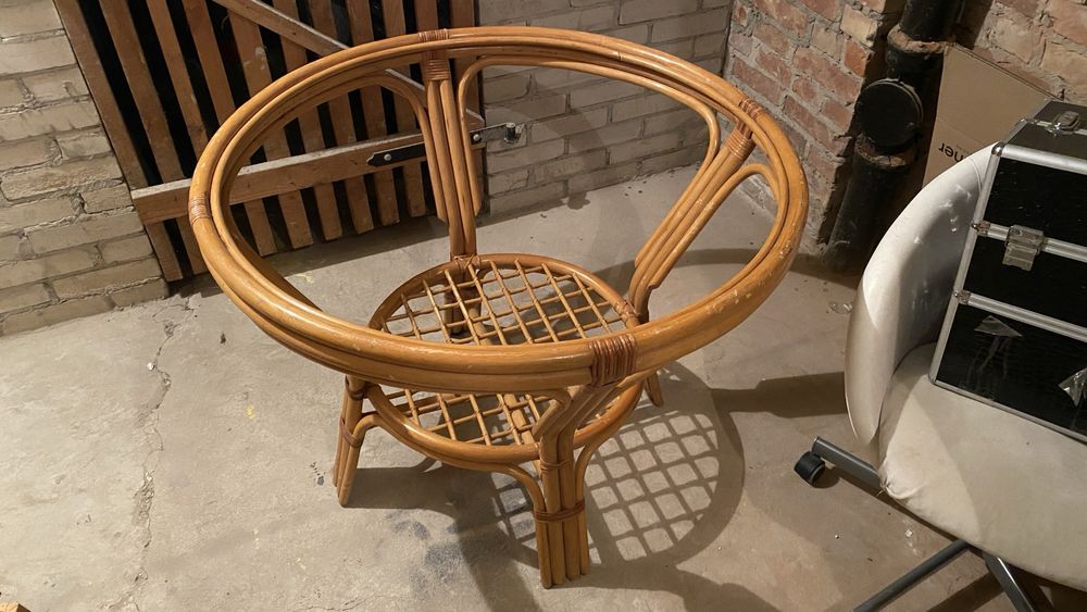 Zestaw mebli rattanowych (duży stół, szafka/stolik, komódka)