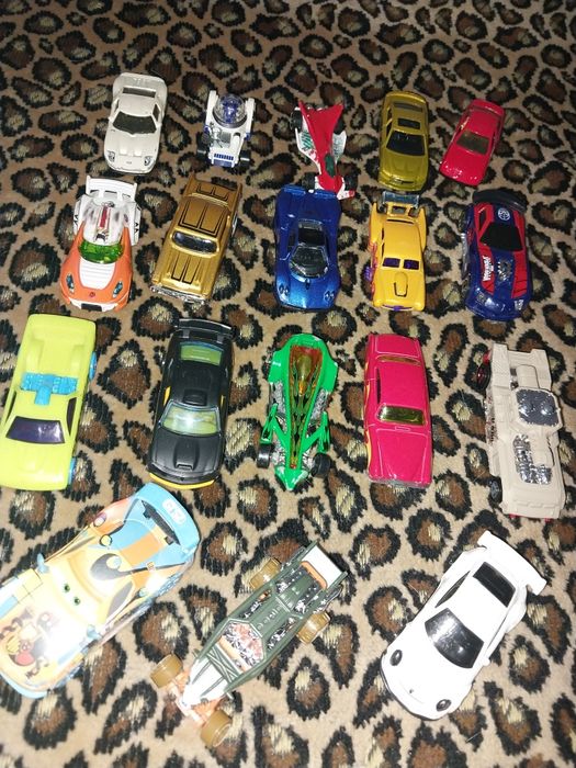 Металевий контейнер з 18 машинками.