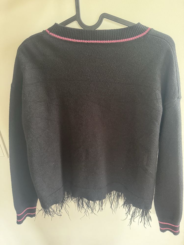 Sweter guess S z rozowym napisem i piorami