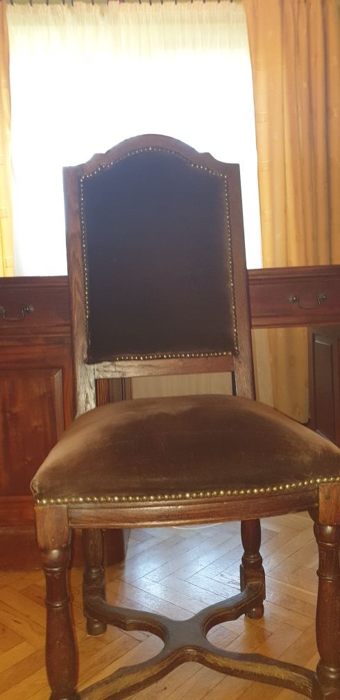 Eleganckie krzesła drewniane (2 szt) wykończone brązowym pluszem