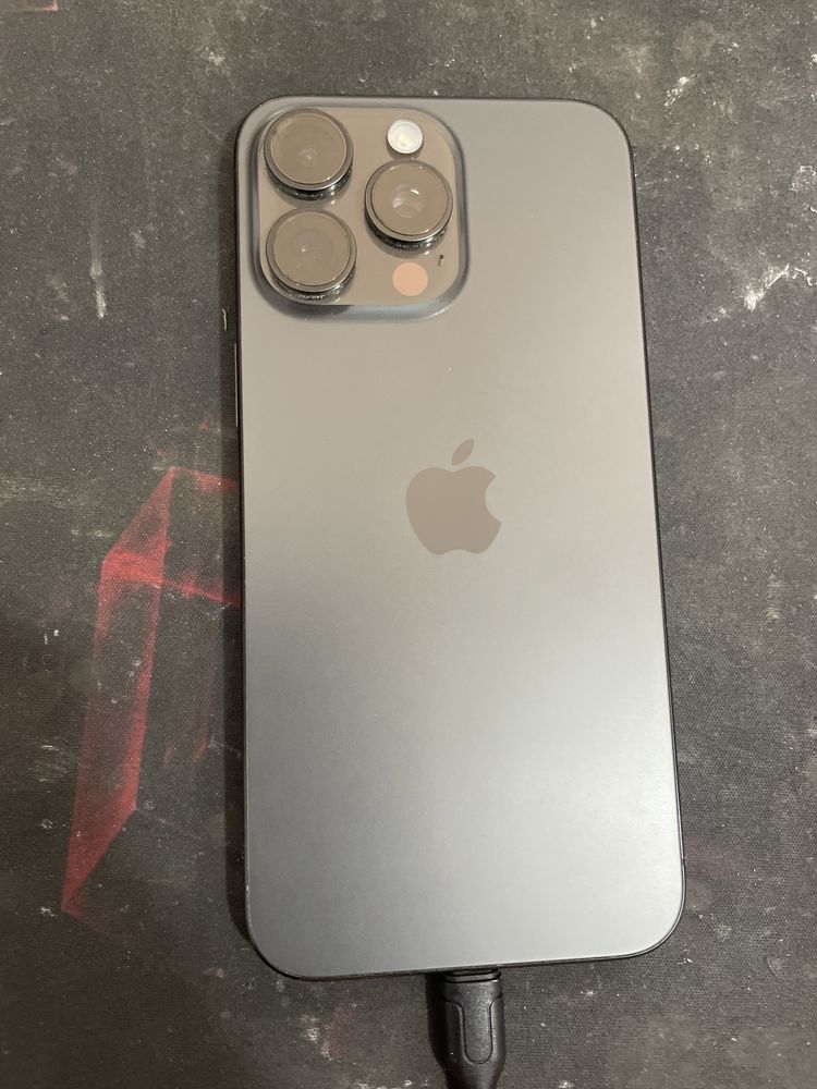По запчастинах Iphone 15 pro max 512Gb батарея дисплей камера корпус