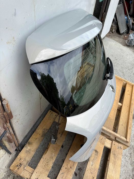 Кришка багажника Renault Zoe 12-19  задня ляда кляпа Рено зоя 12-19